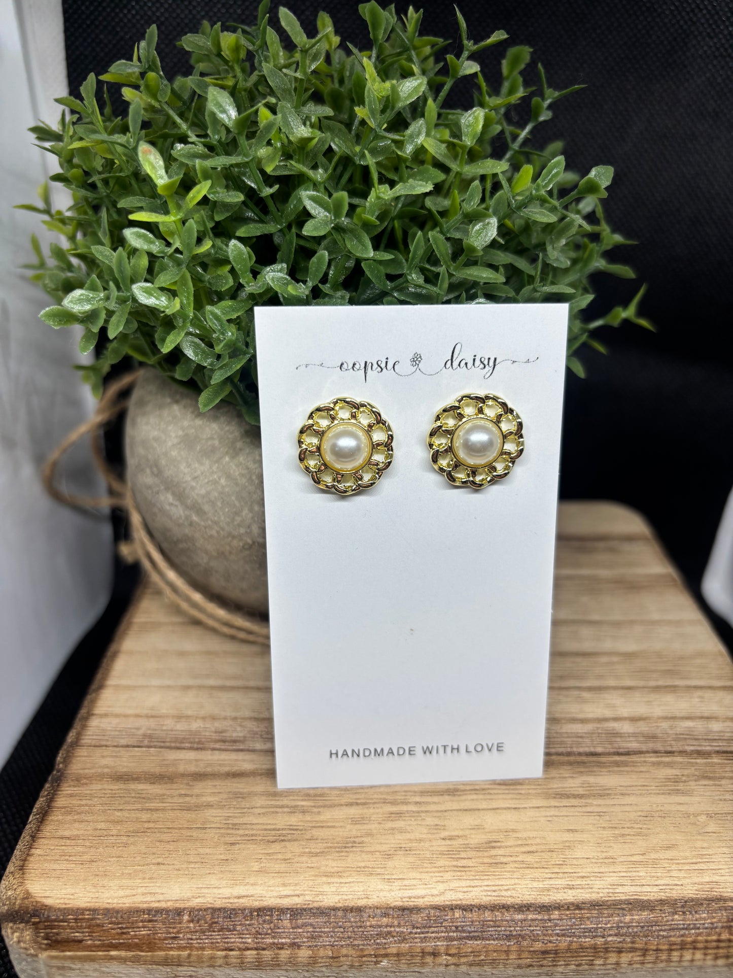 The round pearl studs