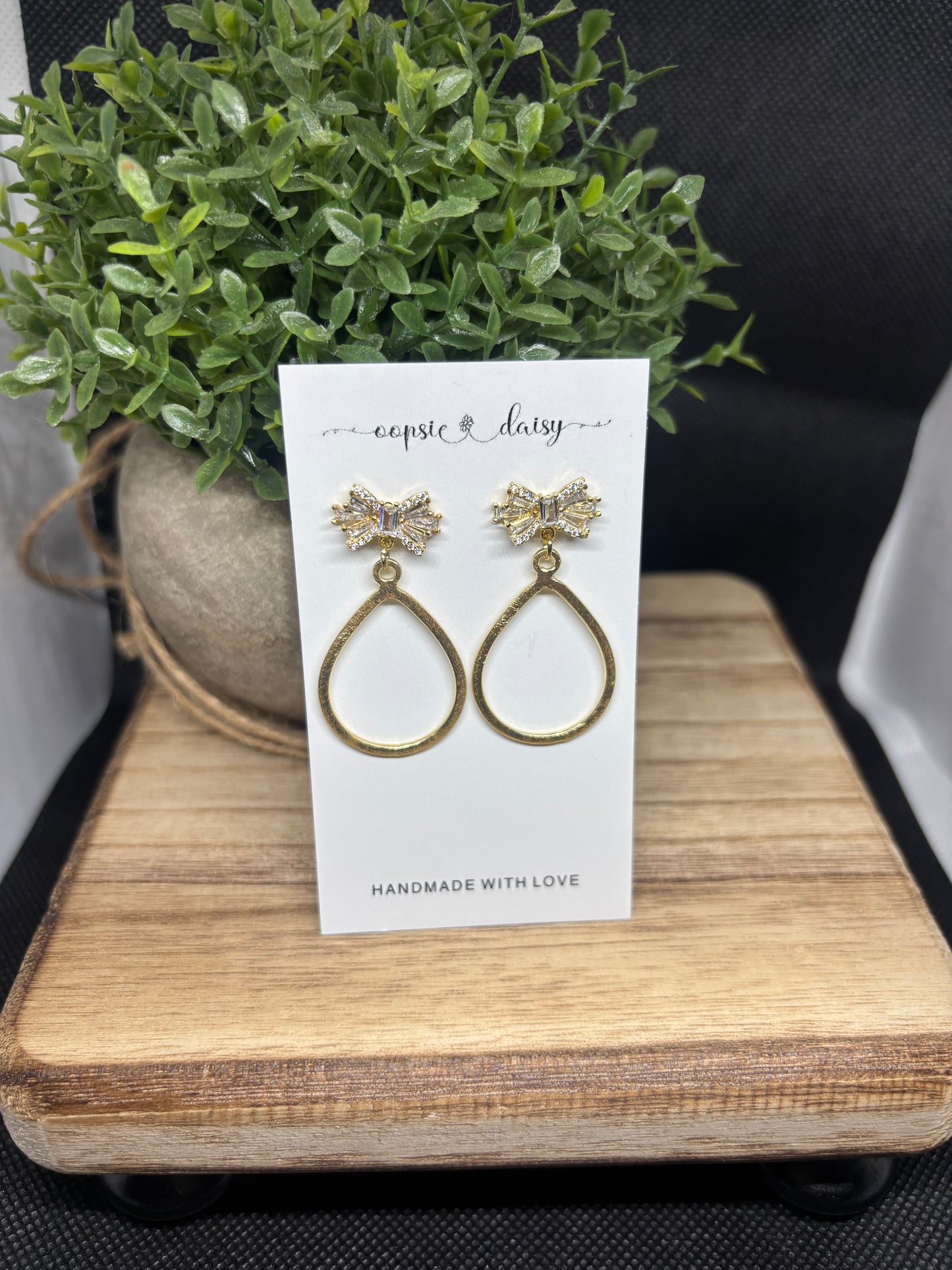 Clear bow stud with oval hoops