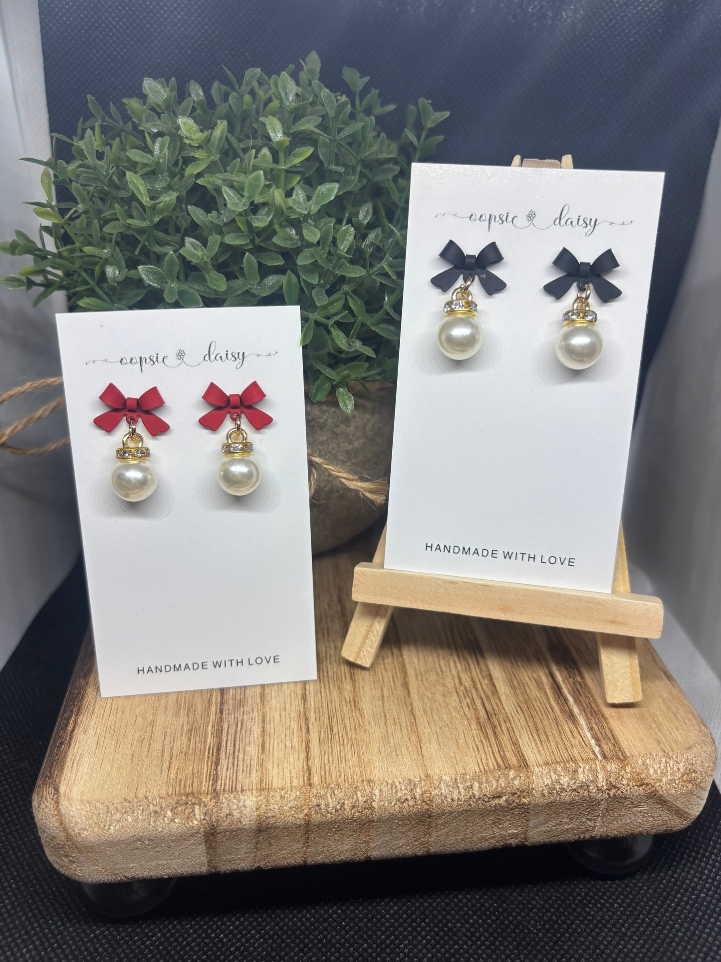 Bow stud with round pearl