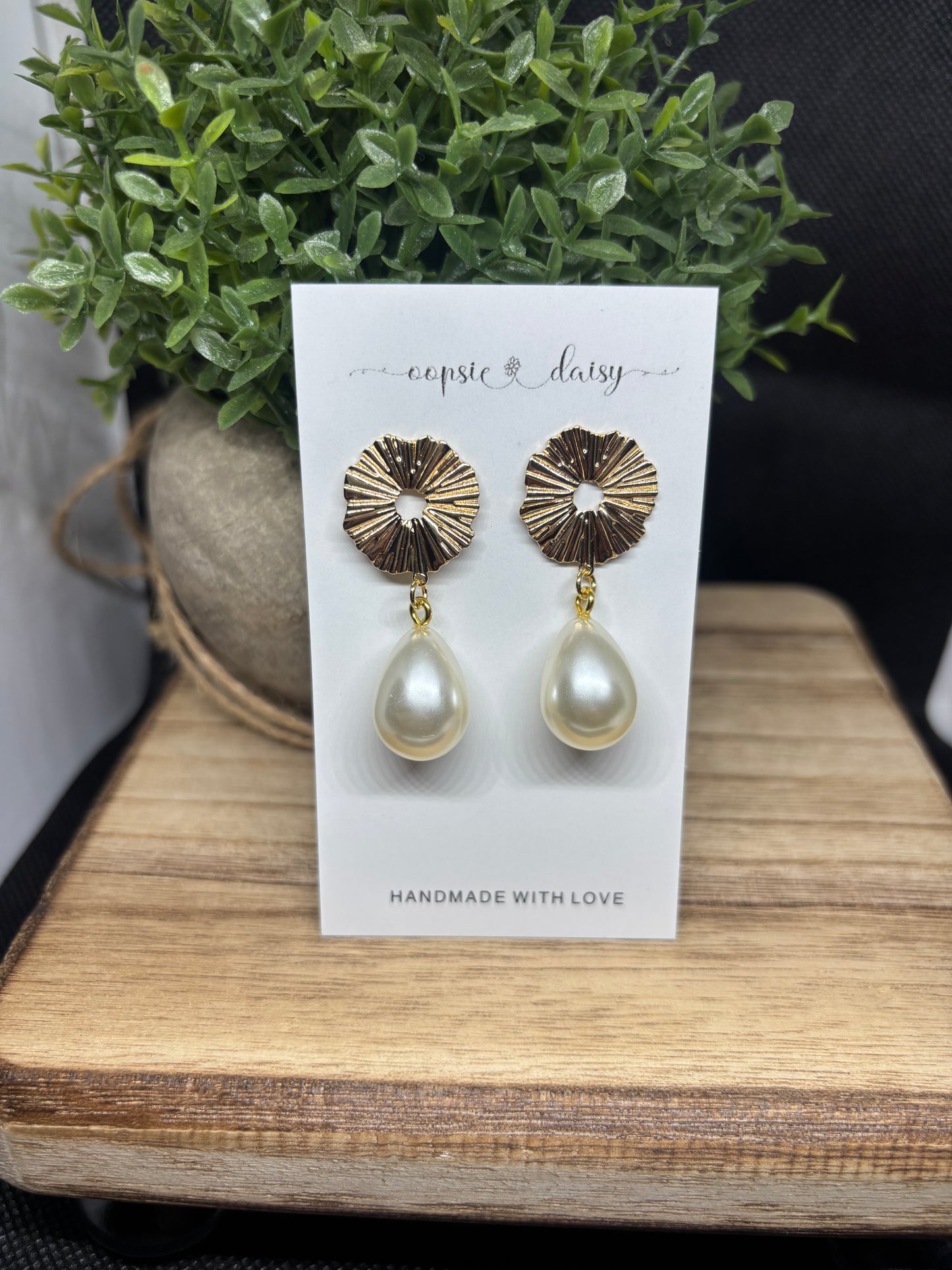 Disc studs with pearl teardrop