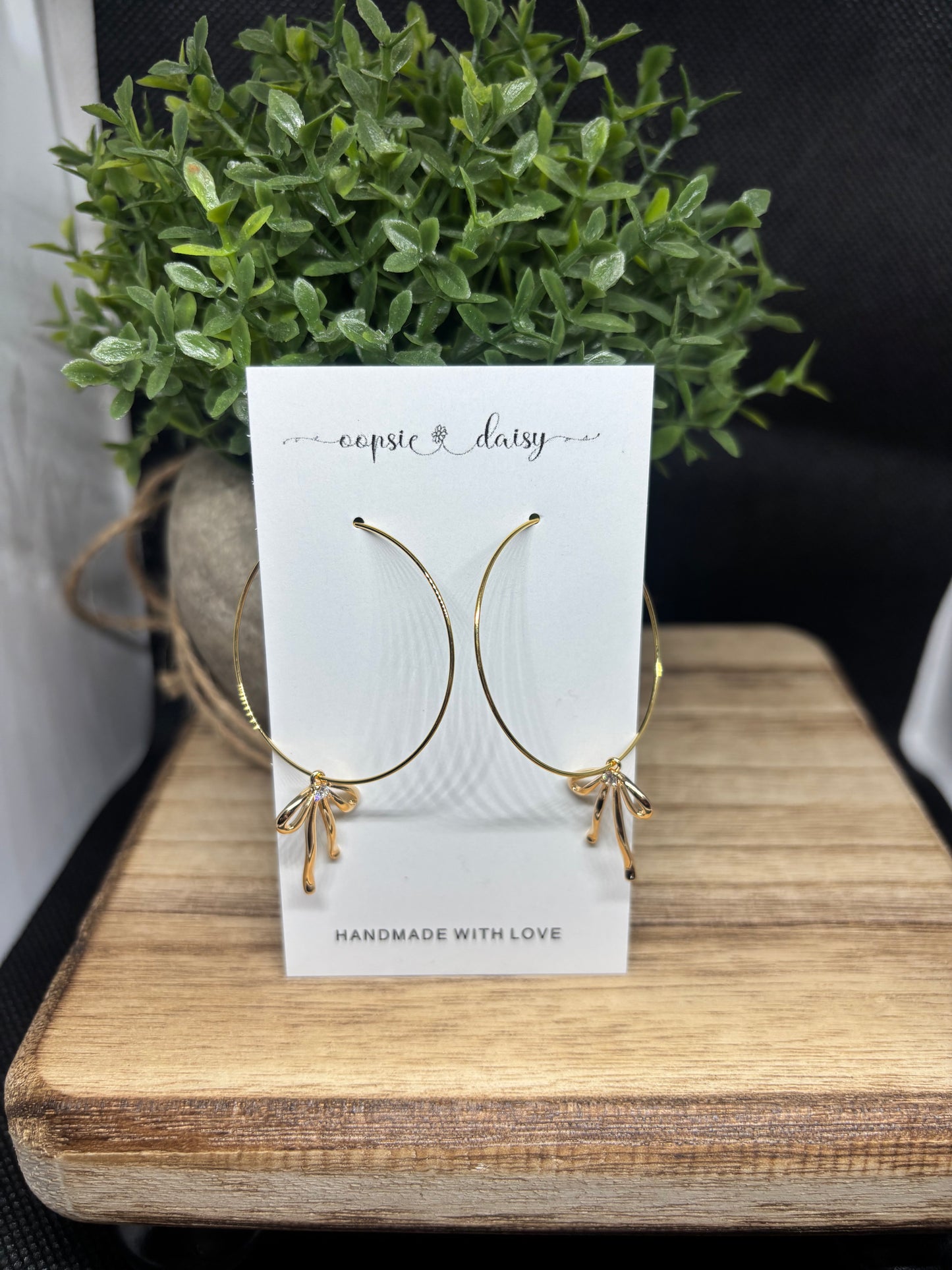 The minimalist bow hoops