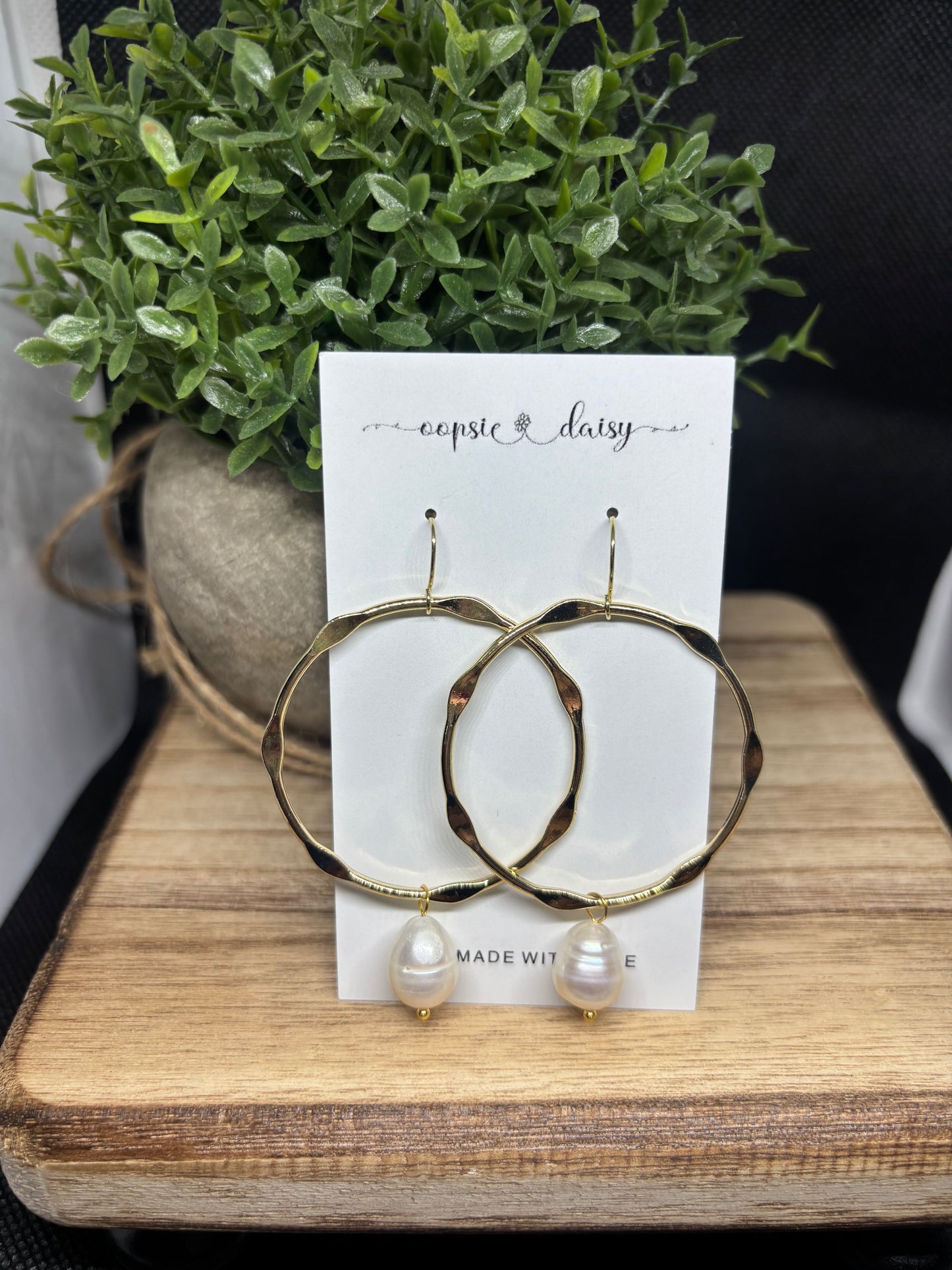 The hammered hoop pearls