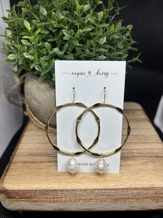 The hammered hoop pearls
