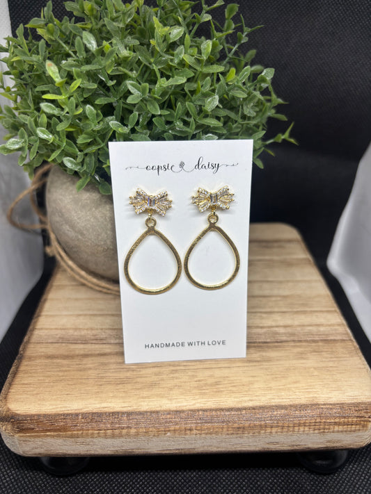 Clear bow stud with oval hoops