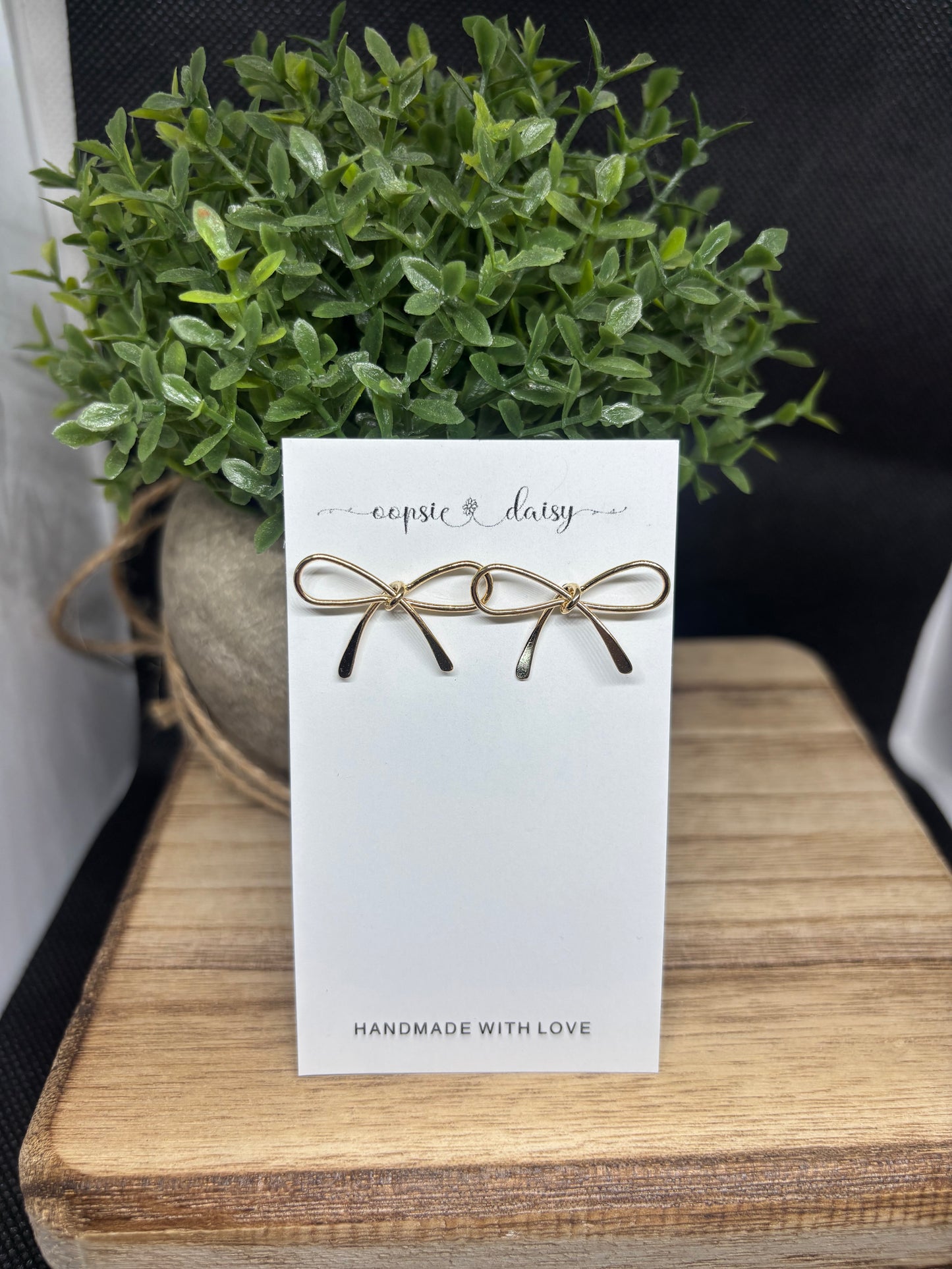 Big bow studs in gold