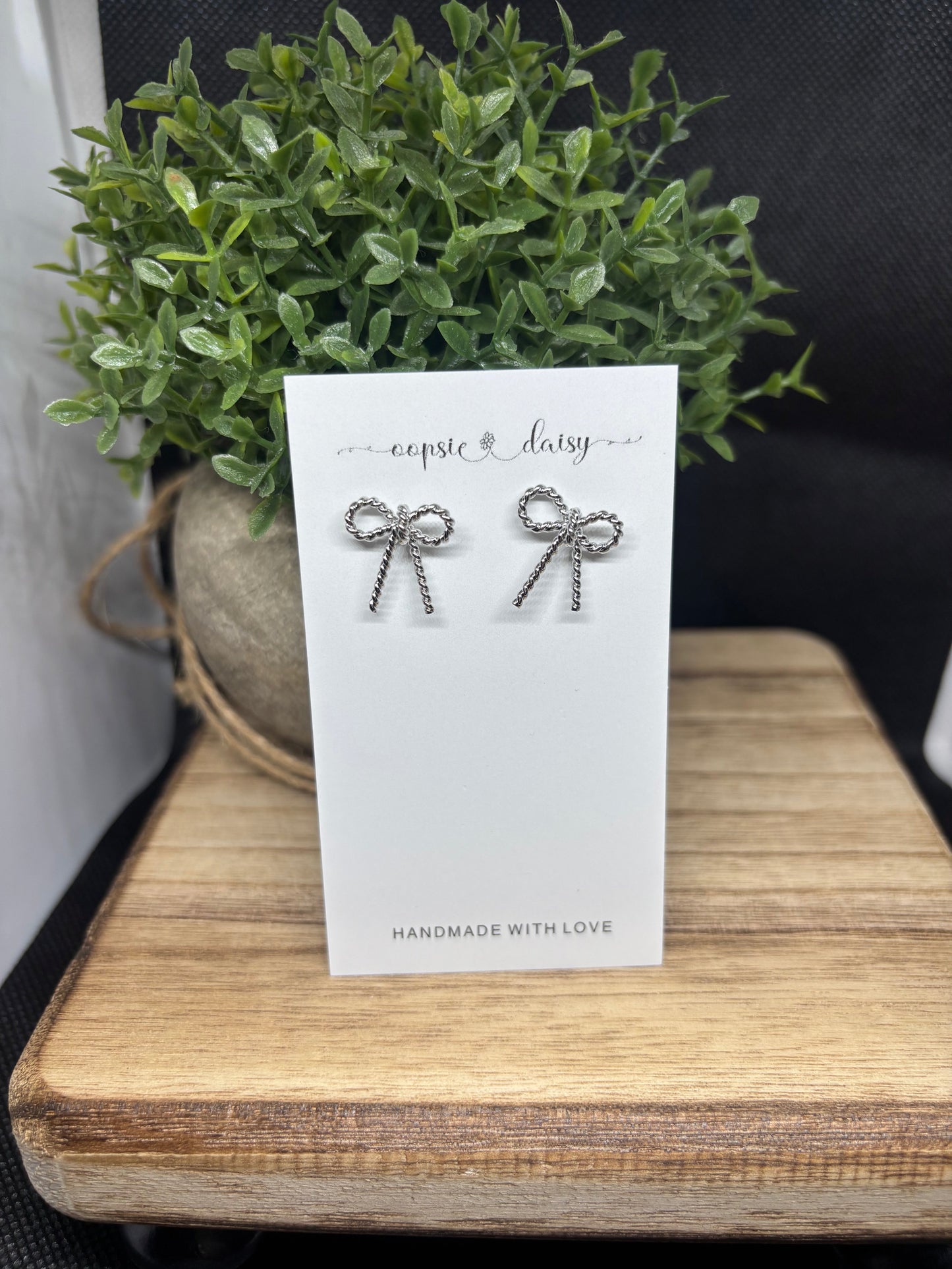 The small rope bow studs