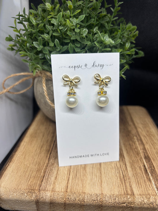 Bow stud with round pearl